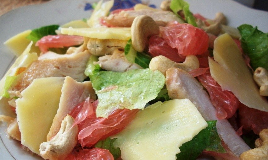 Салат из куриной грудки и помело