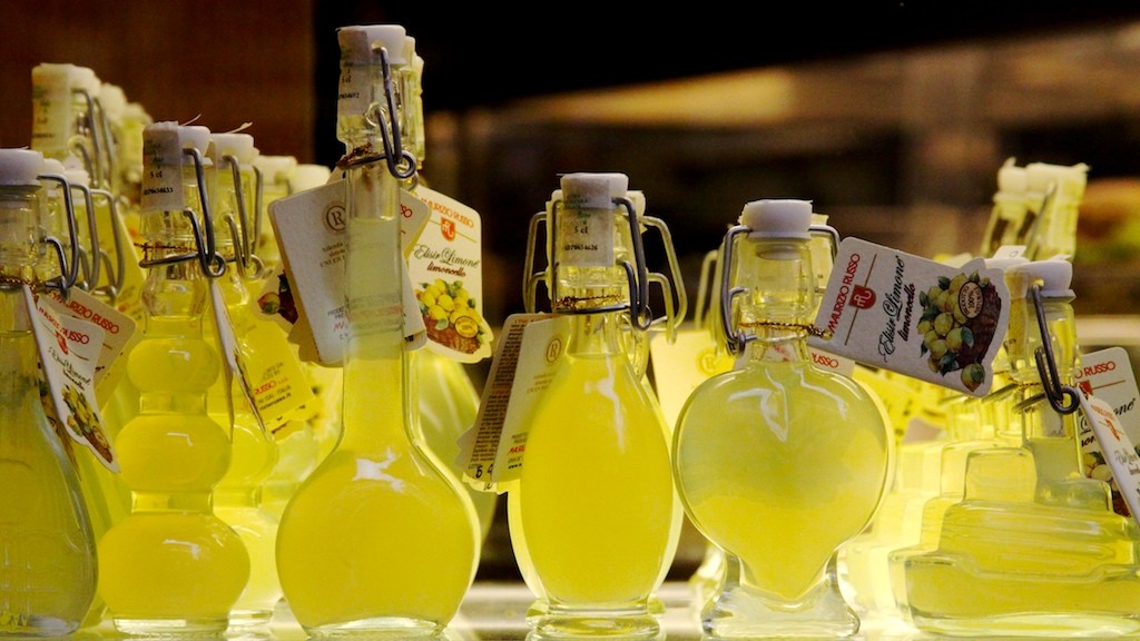 Domashnee limonchello. Neoby chny j limonny j napitok kotory j stanet koronny m k lyubomu prazdnichnomu stolu. Ital yanskij limonny j liker Limoncello