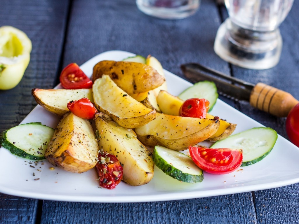 Запеченный с сыром и ароматными травами картофель рецепт