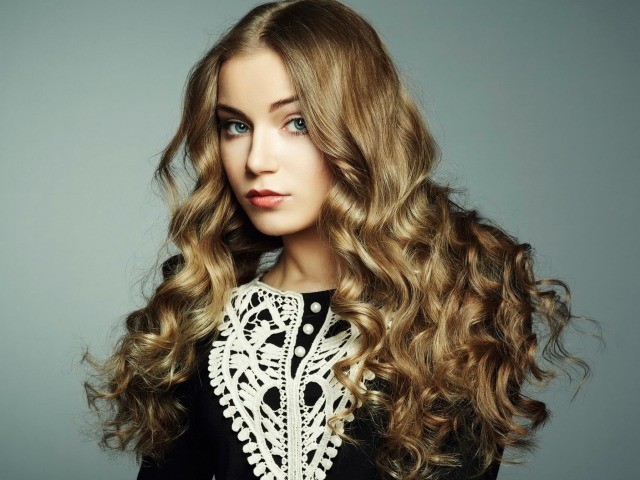 Modny e tehniki kolorirovaniya perehod svetlogo iz temnogo dlya volos