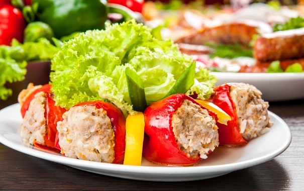 Запеченный сладкий перец с мясом и овощами
